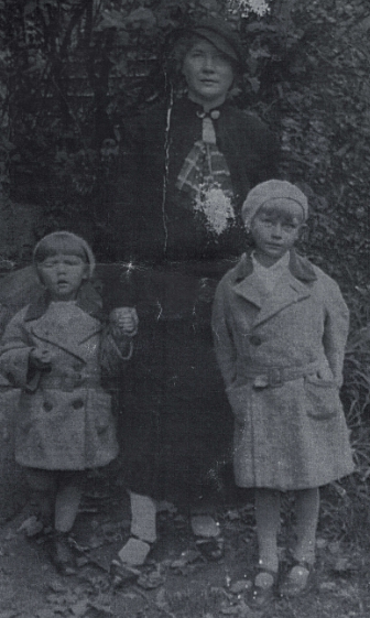 Czarno-biało zdjęcie kobiety z dwojgiem małych dzieci - chłopcem i dziewczynką.