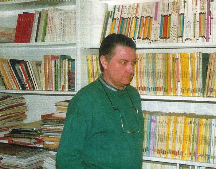 Zdjęcie Włodzimierza Odojewskiego na tle regałów z książkami w redakcji Radia Wolna Europa.